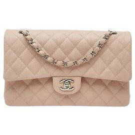 Chanel Il sofisticato motivo trapuntato a diamante si armonizza con una classica chiusura logo in metallo per un'atmosfera lussuosa ed elegante. La tracolla a catena firma, intrecciata in pelle, offre una vestibilità stabile, completando
