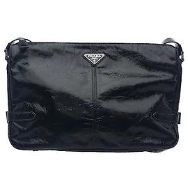 Un bolso de hombro de cuero que destaca el material de cuero liso y el logotipo triangular característico de Prada. Su estructura de almacenamiento interior, compacta pero práctica, facilita la organización separada de las pertenencias, y