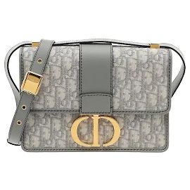 Christian Dior Die 30 Montaigne Schultertasche harmonisiert Dior's ikonisches Oblique Jacquard-Canvas-Material mit einem klassischen Farbton. Das markante grafische Muster des Hauses wird zu einem anspruchsvollen Akzent und bietet Langlebigkeit