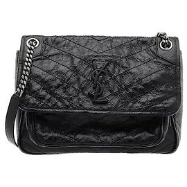Autre Marque La borsa a tracolla Niki medium armonizza l'iconica pelle di vitello stropicciata vintage di Saint Laurent con il logo firma YSL. La sua texture naturalmente stropicciata conferisce un tono sofisticato