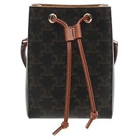 Céline El bolso de hombro Micro Sailor armoniza el icónico material de lona Triomphe de Celine con lujados acabados en piel de becerro. Su distintivo detalle de cordón de cuero se convierte en un punto sofisticado,