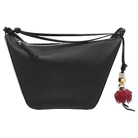 Loewe O couro de bezerro flexível harmoniza-se com a silhueta icónica Hammock para um toque sofisticado. A forma tridimensional do couro macio destaca-se, e a silhueta que naturalmente