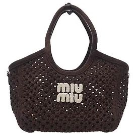 Um design sofisticado que apresenta um material de algodão natural e leve em harmonia com a silhueta estruturada de um tote. O logótipo Miu Miu na frente e os acabamentos em pele acrescentam a distinção da marca.