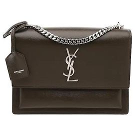 Autre Marque Le sac à épaule medium Sunset harmonise l'emblématique logo YSL de Saint Laurent avec une bandoulière en chaîne sophistiquée. Confectionné dans un cuir de veau luxueux, il offre une durabilité résistante aux taches et