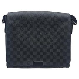 Louis Vuitton Um padrão gráfico de tons escuros e calmos destaca-se, oferecendo durabilidade, sendo leve e resistente a manchas e riscos. O espaço de armazenamento generoso e a configuração dos bolsos permitem que os pertences sejam