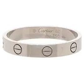 Der kleine Ring aus der ikonischen LOVE-Kollektion von Cartier interpretiert das charakteristische Schraubenmotiv auf moderne, schmale Weise für ein anspruchsvolles Modell. Der klare, reine Glanz des Weißgolds