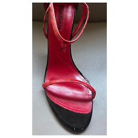 Cesare Paciotti High Heel Sandalen mit rot-schwarzem Tartan-Print
