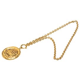 Colar com pingente de medalhão Rue Cambon Chanel banhado a ouro
