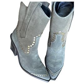 Zadig & Voltaire Botas de cano curto em camurça com tachas