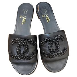 Chanel CC Leder-Slides mit Verzierungen