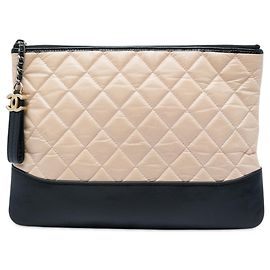 Clutch Chanel Gabrielle O Case de piel de ternera envejecida acolchada bicolor beige tamaño Medium
