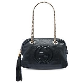 Borsa a tracolla Soho con catena e zip in pelle di vitello martellata nera Gucci