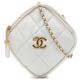 Clutch Chanel White CC in nappa matelassé diamante con catena
