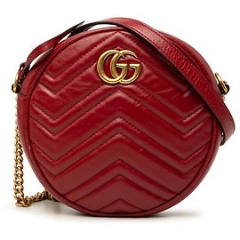 Borsa a tracolla rotonda Gucci Mini GG Marmont in pelle matelassé rossa