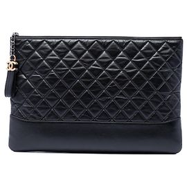 Chanel Clutch Gabrielle O Case Grande de piel de becerro envejecida negra
