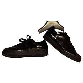 Sneaker in pelle nera di Prada x Adidas