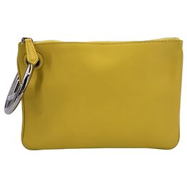 Fendi Clutch a pochette piatta in pelle gialla con anello logo tono argento