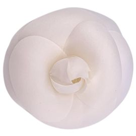 Chanel Broche de flor de camelia vintage en tela blanca