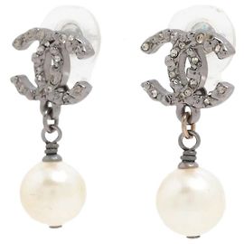 Chanel Pendientes de strass plateados y perlas artificiales