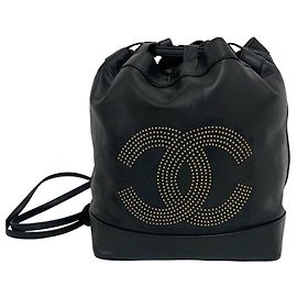 Chanel Vintage Coco Mark Schultertasche aus Leder mit Nieten und Kordzug