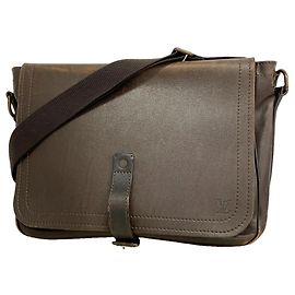 Bolsa de Ombro Louis Vuitton Utah M92071
