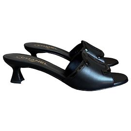 Chanel Sandali CC con Tacco in Pelle Nera