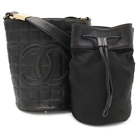 Chanel Chocolate Bar Schultertasche aus schwarzem Leder