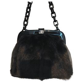 Borsa Chanel in pelle e pelliccia nera con chiusura kiss lock