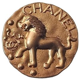 Broche Medalhão Leão Chanel Primavera 1994 (94P)