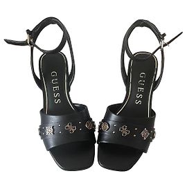Sandalias de tacón Guess negras con tachuelas doradas
