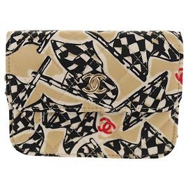 Portacarte con patta e catena Chanel in tela stampata matelassé