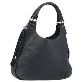 Bolso de hombro CHANEL de piel negra con CC plateado Auth 200547A