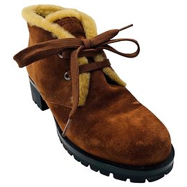 Botas de cano curto Prada em camurça Brown / Tan forradas com pele de carneiro e solas lug