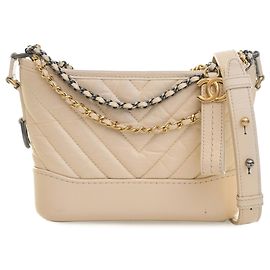 Bolsa Gabrielle Hobo Crossbody Small em couro de bezerro matelassê chevron branca Chanel