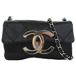 Chanel Oversized CC Schultertasche aus schwarzem Kalbsleder mit Diamantsteppung