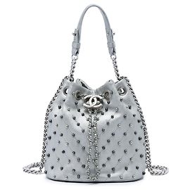 Borsa a secchiello con coulisse Chanel Small Metallic Chevron Lambskin Stud Wars Argentata