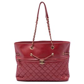 Tote Chanel CC in vitello trapuntato rosso con zip frontale e coulisse