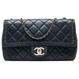 Borsa a spalla Single Flap Chanel CC in pelle di vitello iridescente matelassé nera con cuciture whipstitch