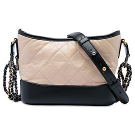 Bolso Gabrielle Hobo Crossbody Pequeño de Piel de Ternera Envejecida Acolchada Bicolor Marrón Chanel