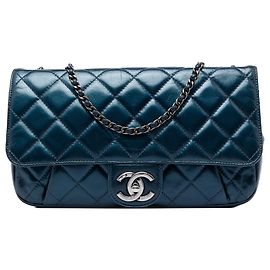 Borsa a tracolla Chanel Medium Quilted Glazed Calfskin Coco Pleats Flap Blu