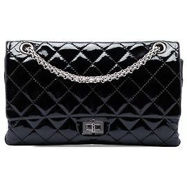 Borsa a tracolla Chanel Reissue 2.55 Double Flap 226 in vernice matelassé nera