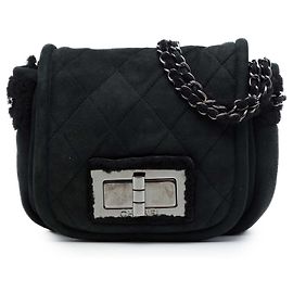 Borsa a tracolla Chanel Reissue 2.55 in camoscio nero con rifiniture in shearling