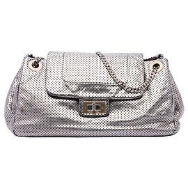 Bolsa de Ombro Chanel Reissue 2.55 Drill Accordion Flap em couro de bezerro perfurado metalizado prateado