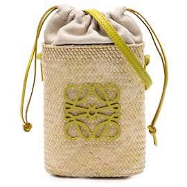 Bolso bucket LOEWE Paulas Ibiza de rafia verde con bolsillo Anagram cuadrado