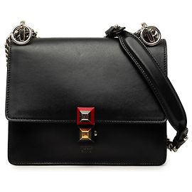 Fendi Kan I kleine Crossbody-Tasche aus Leder in Schwarz