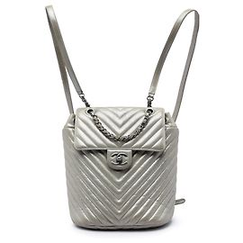 Mochila Chanel Urban Spirit Small em pele de vitelo iridescente cinza com matelassé Chevron