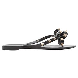 Valentino Garavani Valentino Rubber Rockstud Zehentrenner-Sandalen Schwarz Größe 36