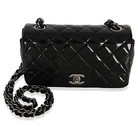 Bolso Chanel Mini Rectangular Flap de charol acolchado negro