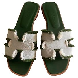Sandálias Hermès Oran em couro verde