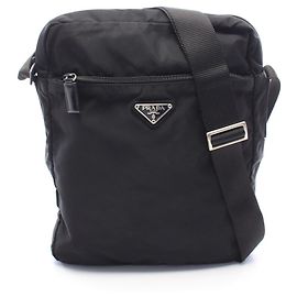 Prada Schultertasche mit Dreieckslogo in Schwarz